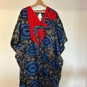 Caftan tie-dye noir/bleu avec broderies rouges